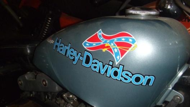 La “Confederate Edition” Harley-Davidson degli Anni 70 presentava ancora la bandiera federata, prima della decisione di rimuoverla