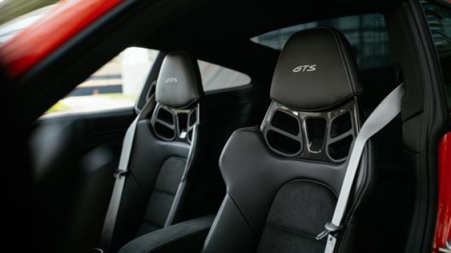La 911 Gts può essere equipaggiata con un pacchetto che riduce il peso di 25 kg e aggiunge i sedili a guscio in fibra di carbonio