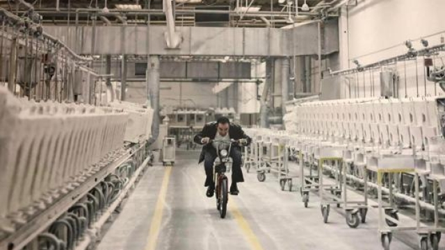 In posizione aerodinamica su un CIao nella fabbrica di Civita Castellana