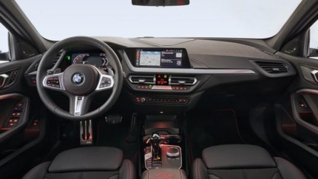 Il cruscotto della nuova BMW Serie 1 è dominato dal Live Cockpit Professional con grafica animata da 10,25 pollici,