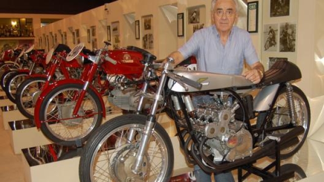 Foto ricordo di Morbidelli con la Ducati 125 cc 4 cilindri