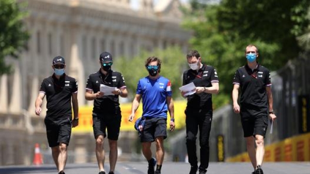 Fernando Alonso con i suoi ingegneri in pista a Baku la mattina del 3 giugno. Getty