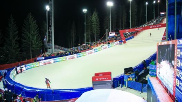 La famosa pista 3Tre illuminata in notturna per lo show dello slalom con gli atleti della Coppa del mondo. RED