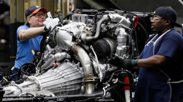 Operai della General Motors nella fabbrica di Flint in Michigan  in una foto del 2019. Afp