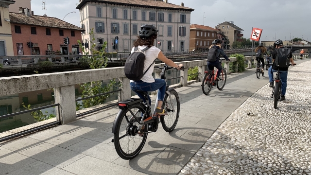 Cicloturisti sulla ciclabile del Naviglio Grande a Milano