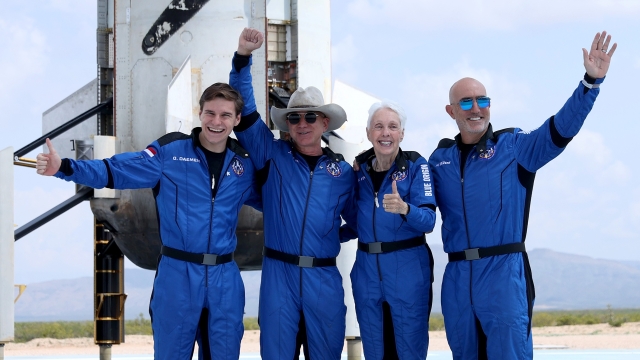 L'equipaggio che ha effettuato il volo era composto da  Jeff Bezos (con il cappello da cowboy), dal fratello Mark, dalla 82enne Wally Funk e dal 18enne Oliver Daemen