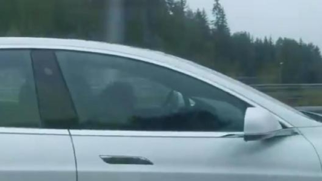 Il conducente ubriaco e addormentato a bordo della sua Tesla Model S