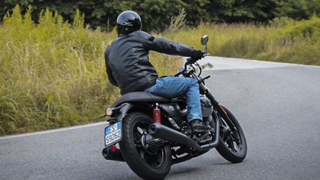 La Moto Guzzi V7 III Stone S è facile e gustosa da guidare tra le curve