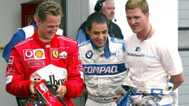Juan Pablo Montoya (al centro) tra Michael (a sin) e Ralf Schumacher. Epa