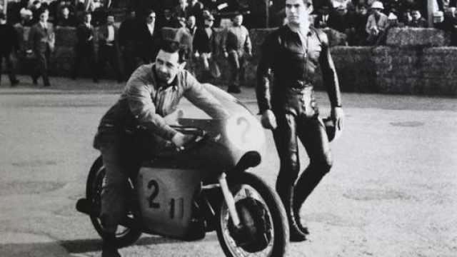 Ruggero Mazza sulla moto di Giacomo Agostini. Milagro