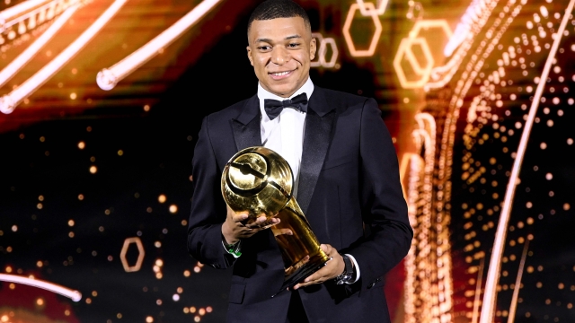 This handout picture made available on December 27, 2021 shows French footballer Kylian Mbappe accepting the "Best Men's Player of the Year" award during the 2021 Globe Soccer Awards ceremony at the Burj Khalifa in Dubai. (Photo by Fabio FERRARI / La Presse / AFP) / === RESTRICTED TO EDITORIAL USE - MANDATORY CREDIT "AFP PHOTO / HO / Dubai Globe Soccer Awards" - NO MARKETING NO ADVERTISING CAMPAIGNS - DISTRIBUTED AS A SERVICE TO CLIENTS ===