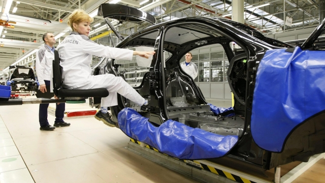 Volkswagen - Russia employee works at a car assembling line at Volkswagen car plant in Kaluga, Russia, 20 October 2009. ANSA/SERGEI CHIRIKOV