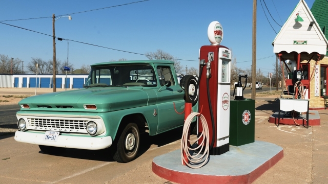 Un'iconica immagine di un distributore di carburante americano con un vecchio pick-up