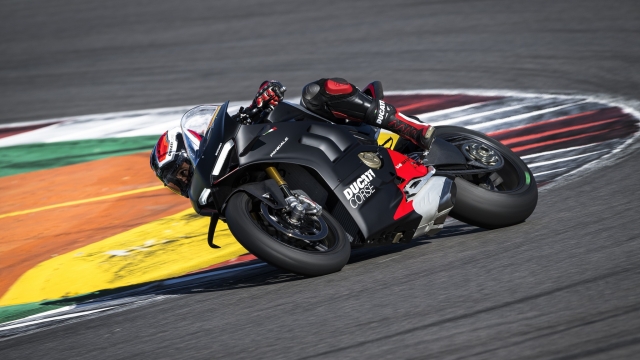 La livrea riprende lo stile usato nei test ufficiali delle MotoGP: nero opaco e scritte bianche