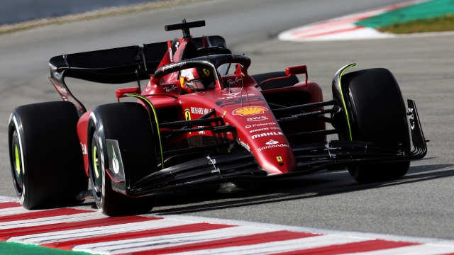 BARCELONA, SPAIN - FEBRUARY 24: Carlos Sainz of Spain driving (55) the Ferrari F1-75 on track during Day Two of F1 Testing at Circuit de Barcelona-Catalunya on February 24, 2022 in Barcelona, Spain. (Photo by Mark Thompson/Getty Images)