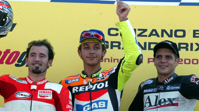 20020714 - DONINGTON, UNITED KINGDOM - SPR: MOTO: GP INGHILTERRA; VITTORIA ROSSI.       Valentino Rossi of Italy (C) gives a thumbs up after winning the British Motor Cycle Grand Prix 14 July 2002, at Donington Park. Max Biaggi of Italy (L) was 2nd and Alex Barros of Brazil (R) 3rd.    ANSA / GERRY PENNY / PAL