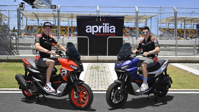 Aleix Espargaro e Maverick Vinales in sella agli scooter Aprilia SR GT