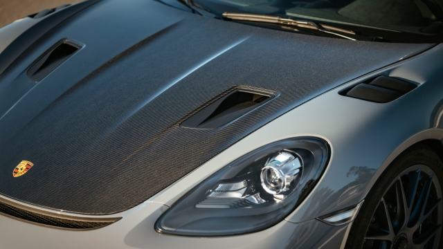 La parte frontale della Porsche 718 Cayman GT4 RS si da notare per la fibra di carbonio e le appendici aerodinamiche