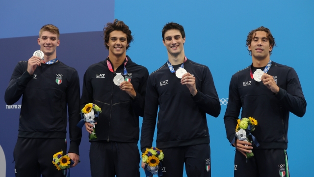 Alessandro Miressi, Thomas Ceccon, Lorenzo Zazzeri e Manuel Frigo dopo la vittoria della medaglia d'argento a Tokyo, nella 4x100 sl