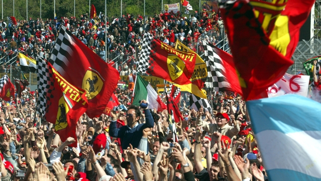 20040425 - IMOLA (BOLOGNA) - SPR : AUTO: F1; MONTEZEMOLO, CONTENTO PER PUBBLICO, IMOLA E SQUADRA.     I tifosi della Ferrari festeggiano la quarta vittoria consecutiva della stagione per Michael Schumacher oggi al Gran Premio di San Marino.     GIORGIO BENVENUTI / ANSA / PAL