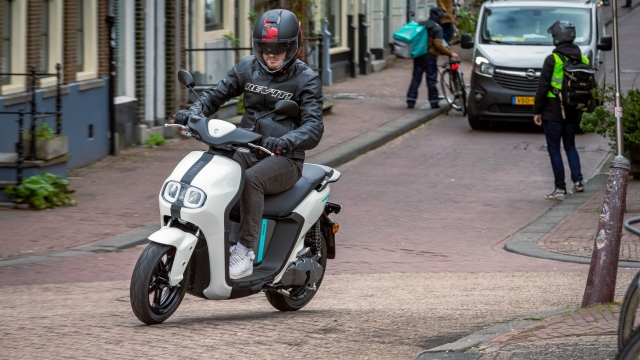 Lo scooter elettrico Yamaha Neo's è guidabile con patente AM