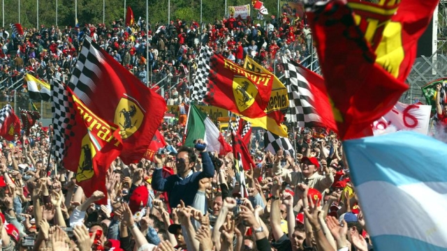 La passione peer la Ferrari in una edizione di Imola negli anni 90