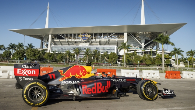 La Red Bull RB7 utilizzata per le riprese del film "Race To Miami" arriva al Miami International Autodrome