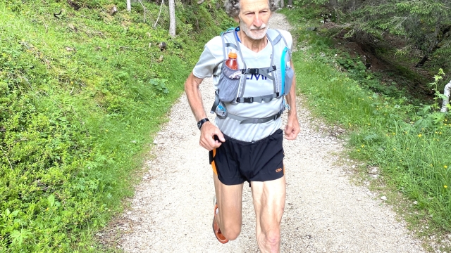 La leggenda Marco Olmo, vincitore di 2 UTMB, in un recente scatto sulle Dolomiti