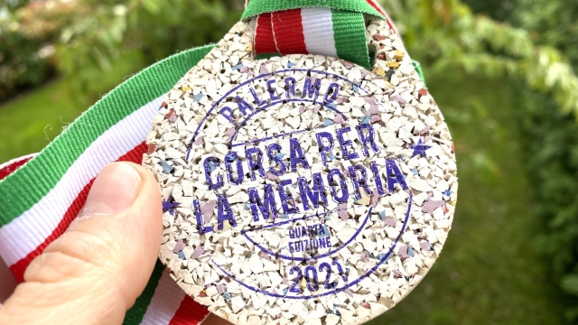 La medaglia creata con materiale riciclato della passato edizione.