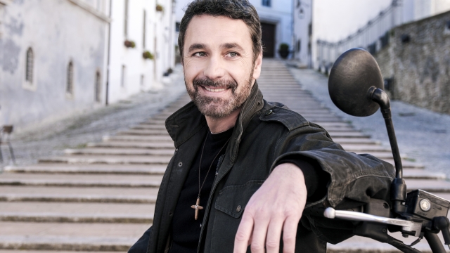 Raoul Bova in Don Matteo 13 interpreta Don Massimo, sacerdote motociclista