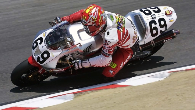 Nicky Hayden sulla Rvt 1000 R (RC 51) su cui vinse il titolo Ama Superbike nel 2002