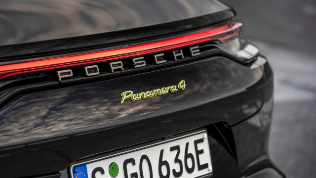 Le scritte Porsche e Panamera sono di colore platino satinato
