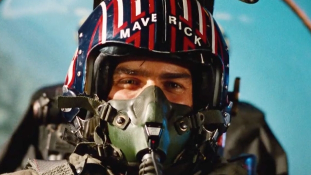Tom Cruise in una scena di Top Gun (1986) con addosso in celebre casco