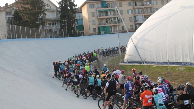La partenza è avvenuta dal Motovelodromo Fausto Coppi da poco riaperto al pubblico (Ufficio Stampa Gs Alpi)