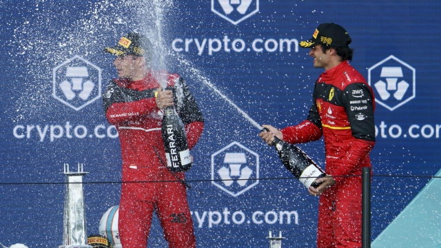 Charles Leclerc e Carlos Sainz sul podio di Miami. EPA