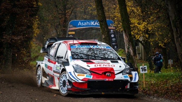 Sebastien Ogier a Monza nel 2021 a bordo della Toyota Yaris WRC Plus con la quale si è laureato Campione del Mondo Rally per l'ottava volta