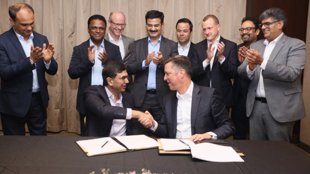 Thomas Schmall, membro Volkswagen Group Board of Management for Technology e Rajesh Jejurikar, Executive Director, Auto and Farm Sectors, Mahindra and Mahindra hanno firmato un accordo di collaborazione