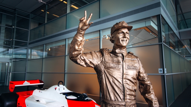 La scultura in bronzo dedicata dalla McLaren a Niki Lauda