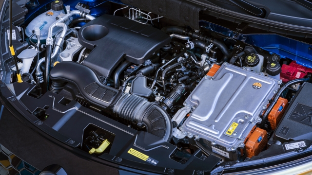 Il powertrain ibrido conta su 143 cv totali, 94 dal motore termico e 49 dal motore elettrico
