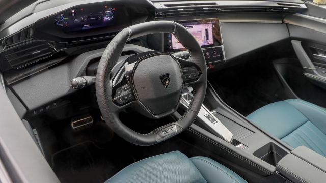 Il posto di guida  di Peugeot 308 è modellato attorno all'i-cockpit