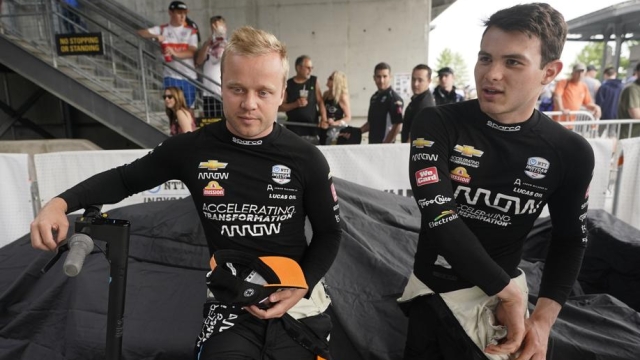 Pato O'Ward, a destra, col compagno Felix Rosenqvist verso la Indy500