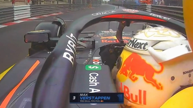 Max Verstappen va sopra la linea gialla in uscita dalla corsia dei box dopo la sosta. F1TV