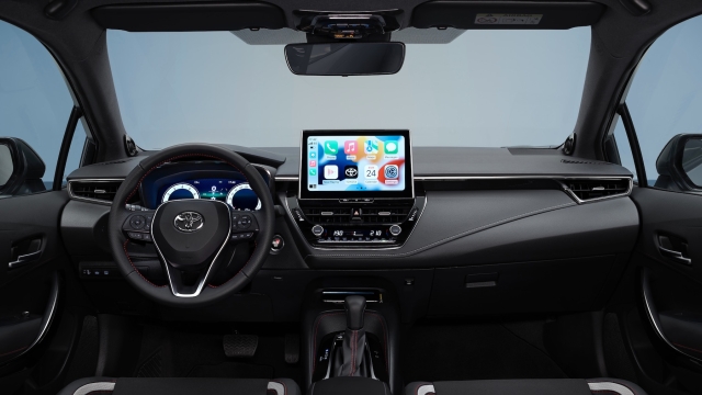 L'abitacolo di Toyota Corolla con il cruscotto e lo schermo centrale digitali