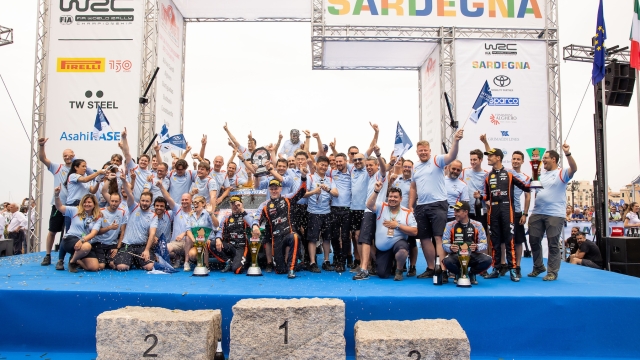 L'intero team Hyundai Motorsport  festeggia il primo e terzo posto in Sardegna