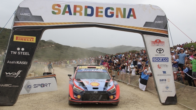 Al Rally Italia Sardegna 2022 primo e terzo posto per Hyundai