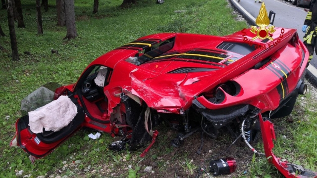 Una Ferrari F8 Tributo si è schiantata contro un camion nei dintorni di Cortina