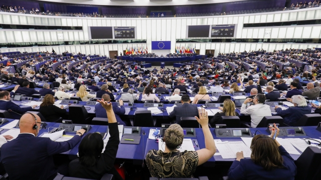 epa10002379 Members of European Parliament (MEP) during a voting session on the 'fit for 55 package', at the European Parliament in Strasbourg, France, 08 June 2022.MEP's will vote on eight legislative texts of the 'Fit for 55' package, which should make it possible to fight against climate change by reducing greenhouse gas emissions as the European Union's plan to reduce GHG emissions by at least 55 percent by 2030.  EPA/JULIEN WARNAND