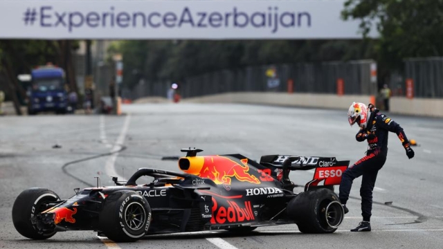 Un'immagine per la storia: Verstappen prende a calci la sua Red Bull dopo la foratura
