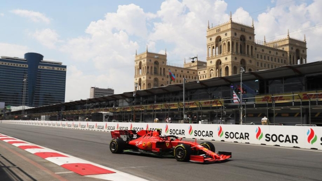 La Ferrari di Leclerc sfreccia davanti al Palazzo del Governo azero