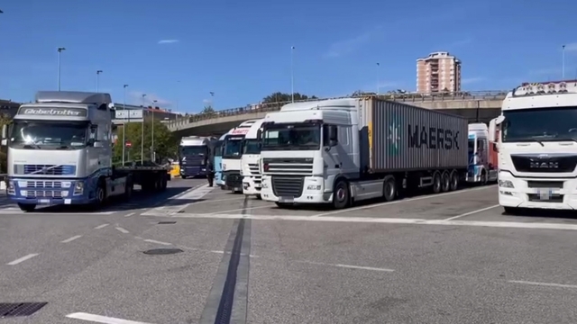 Camion all'esterno del porto di Trieste, 13 ottobre 2021. ANSA/ BENEDETTA MORO